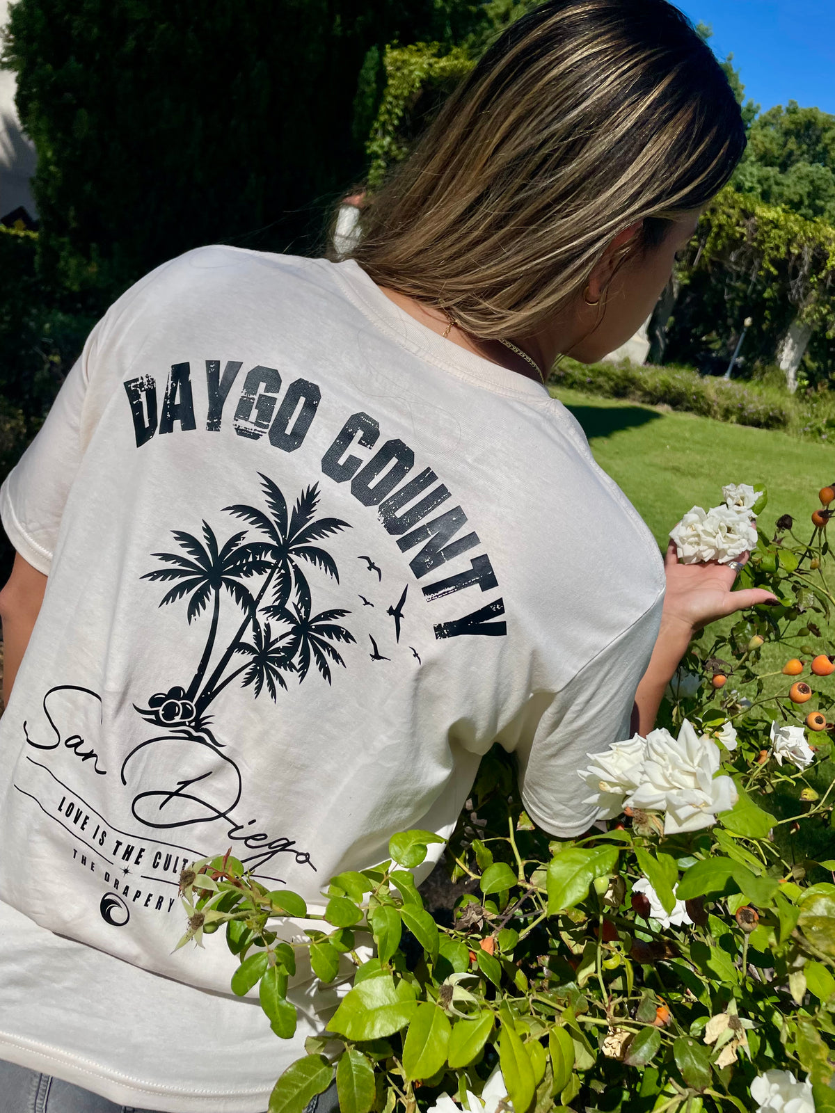 “Daygo County” Tee (vintage white The Drapery