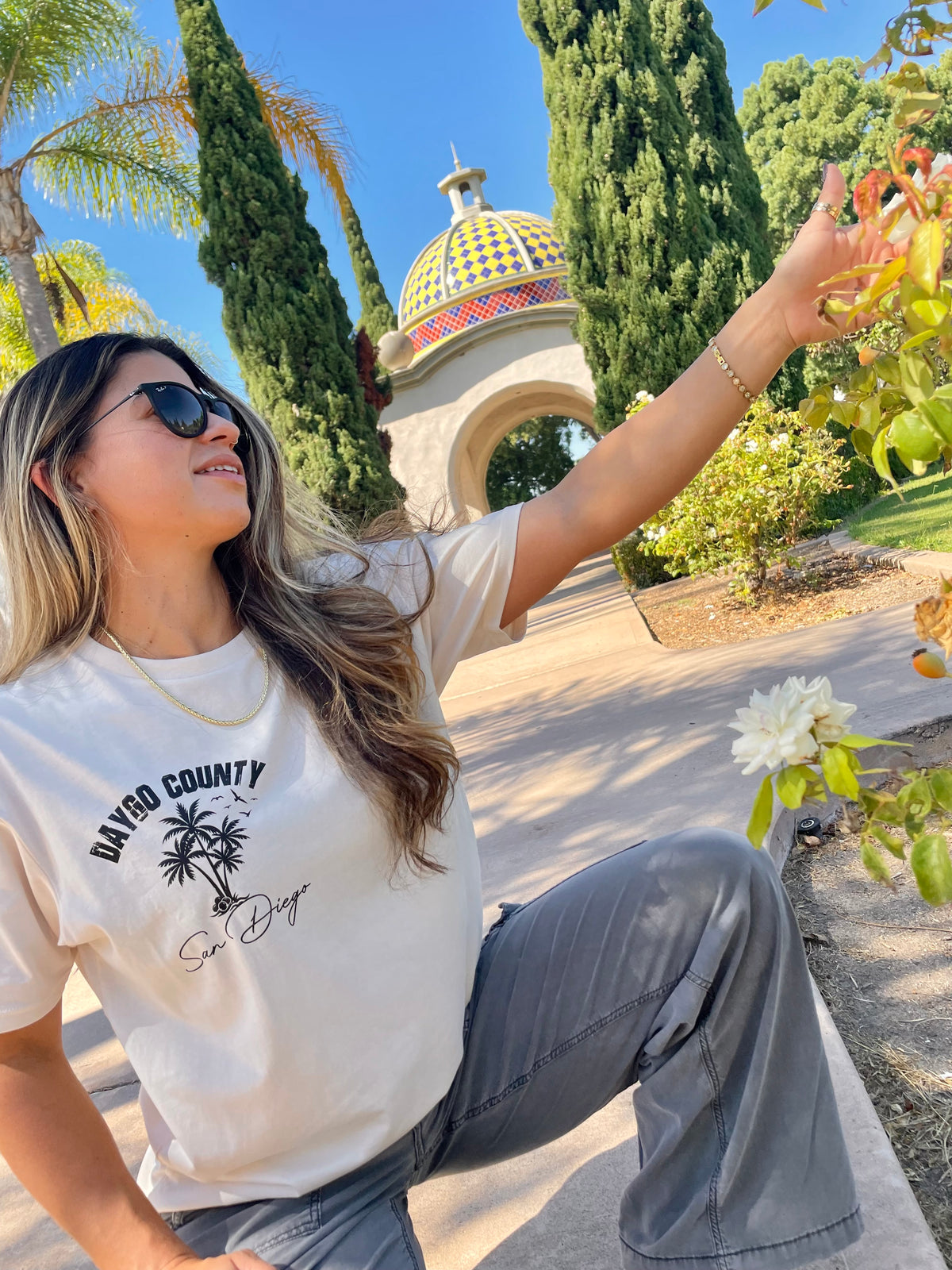 “Daygo County” Tee (vintage white The Drapery