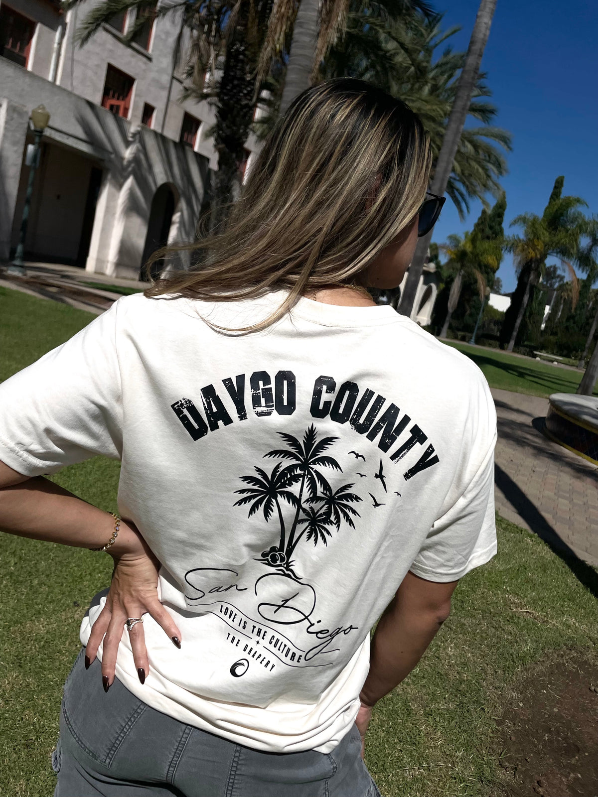 “Daygo County” Tee (vintage white The Drapery