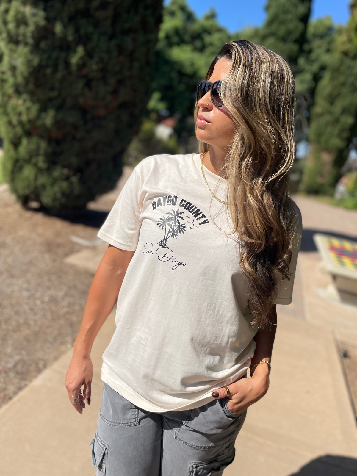 “Daygo County” Tee (vintage white The Drapery