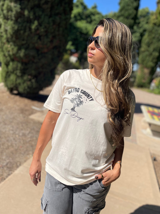 “Daygo County” Tee (vintage white The Drapery